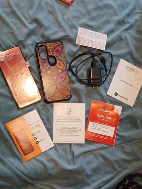Motorola Moto G Cell Phone NEW W/charger And Multi Color Case